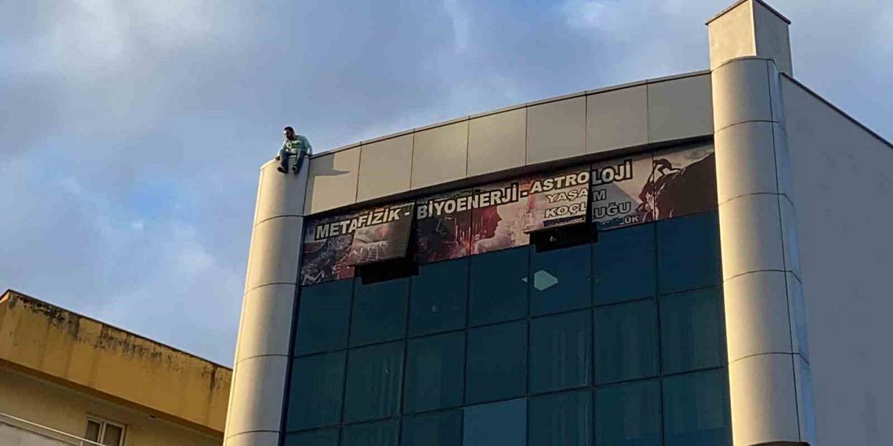 İş Merkezinin Çatısına Çıktı, Yürekler Ağza Geldi