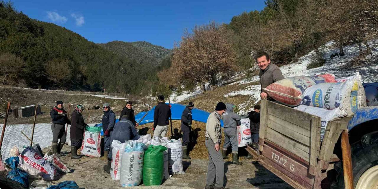 Zorlu Kış Şartlarında İmece Usulüyle Hayvanlarını Besliyorlar