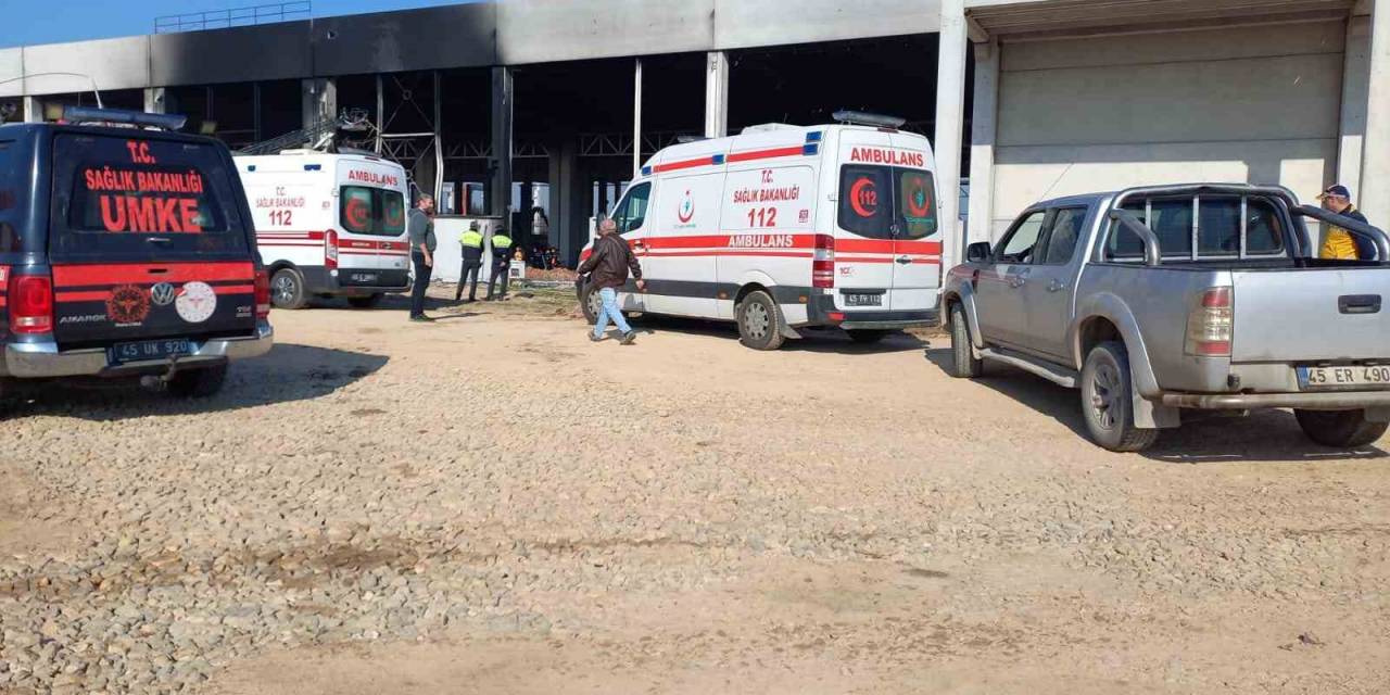 Manisa’da Yangın Sırasında Göçük Altında Kalan 2 İşçi Hayatını Kaybetti