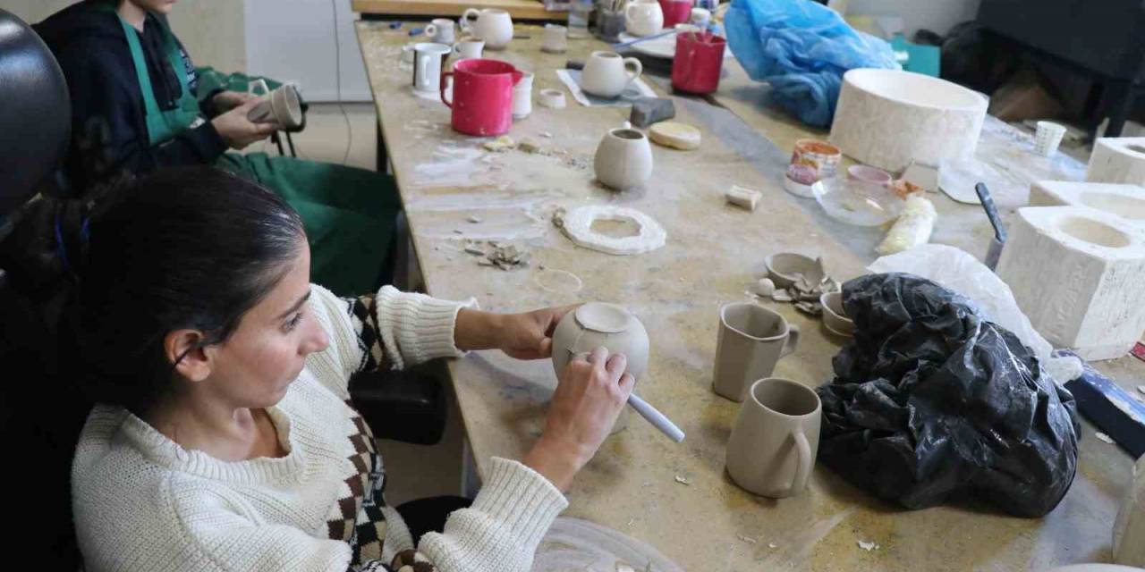 Engelliler Yaşam Merkezi Yüreklere Dokunuyor