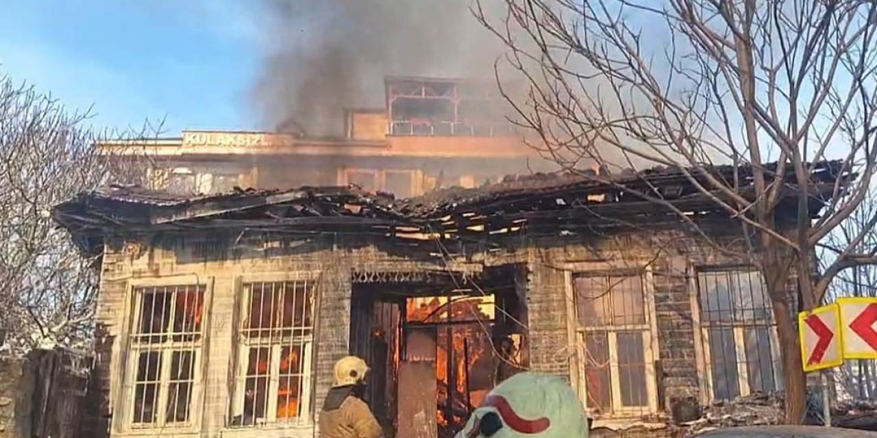 Eyüpsultan’da İki Katlı Ahşap Bina Alevlere Teslim Oldu: Evinin Yanışını Gözyaşları İçinde İzledi