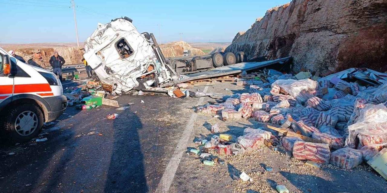 Devrilen Tırın Sürücüsü Kabinde Sıkıştı