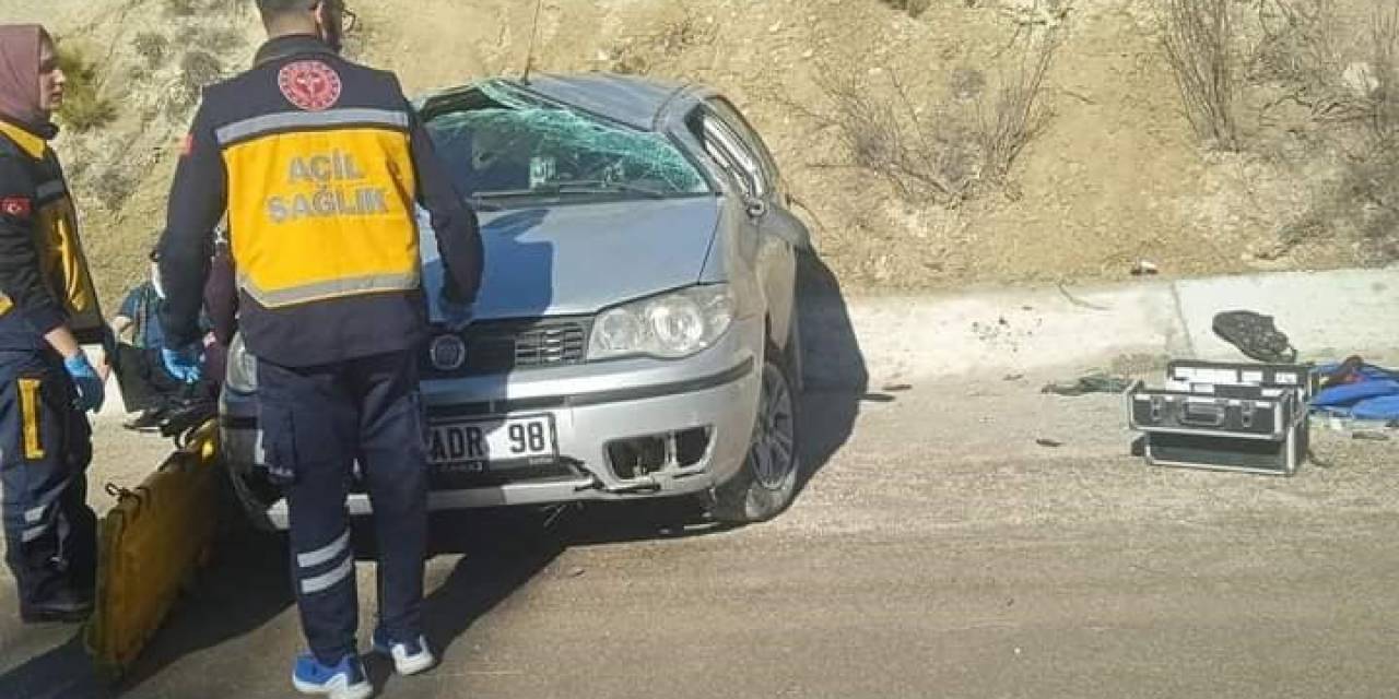 Buzlanma Nedeniyle Yoldan Çıkan Otomobil Şarampole Savruldu: 2 Yaralı