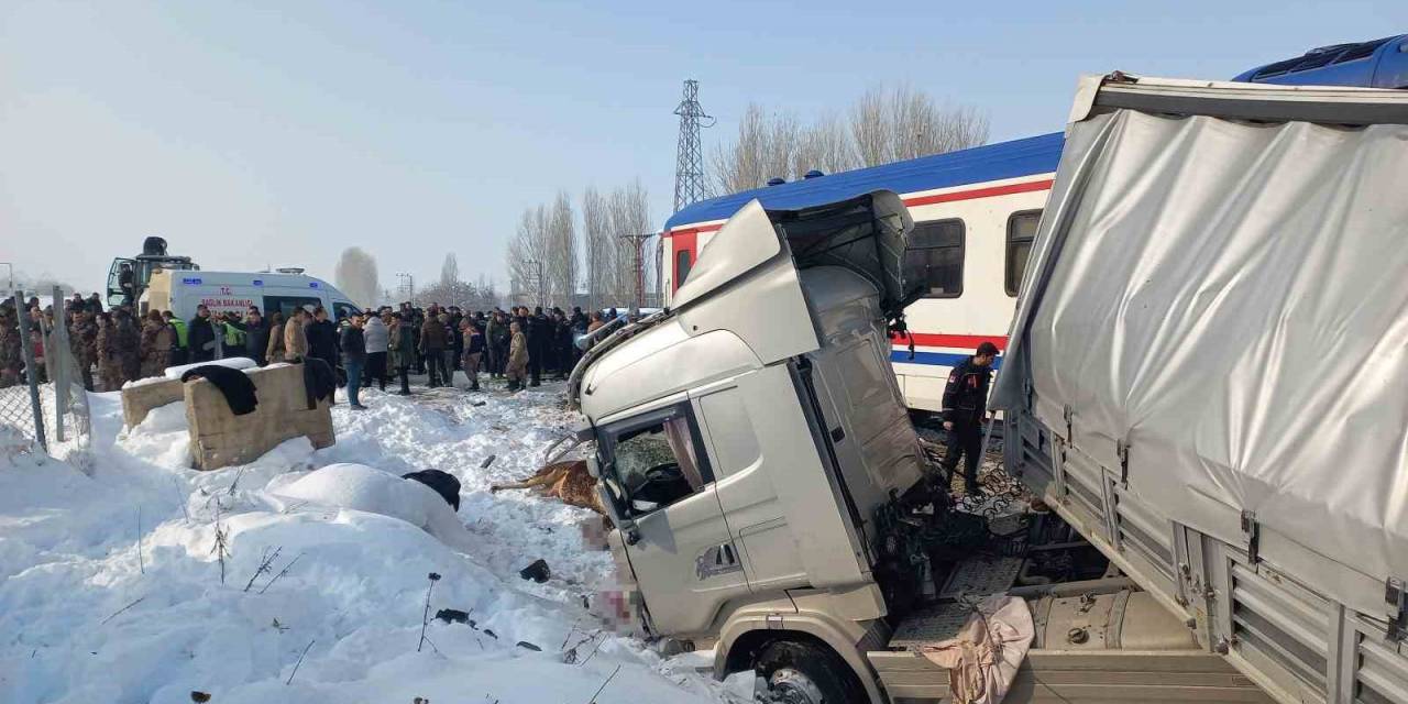 Hayvan Yüklü Tıra Tren Çarptı: Ölü Ve Yaralılar Var