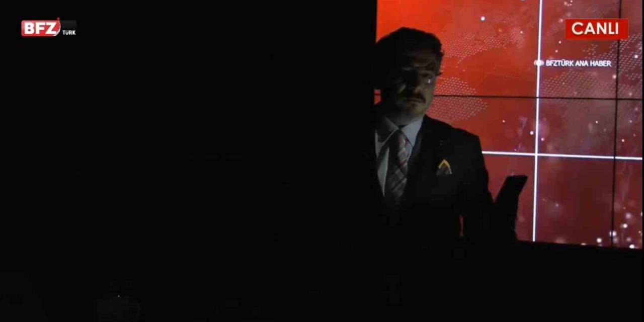 Ana Haber Bültenini Karanlıkta Sundu