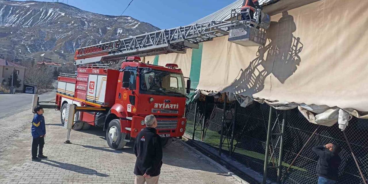 Çatıda Mahsur Kalan Kedi Kurtarıldı