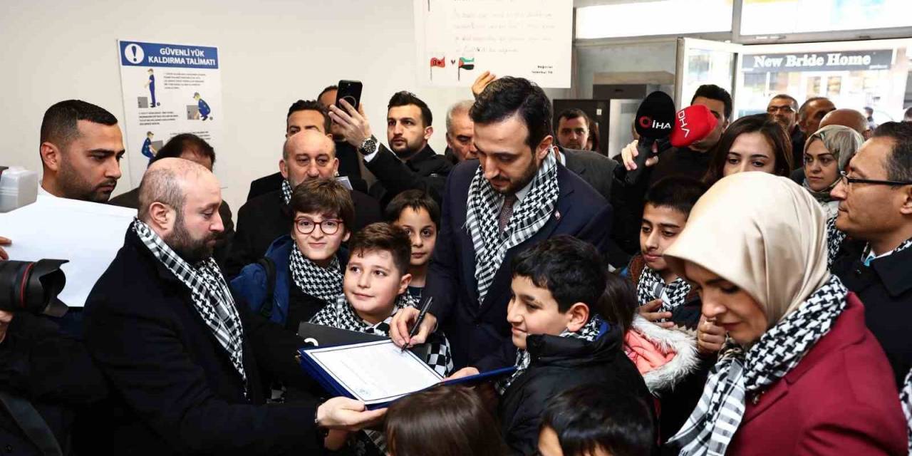 Aile Ve Sosyal Hizmetler Bakanı Göktaş, 11 Bin Çocuğun Hazırladığı Kartpostalları Gazze’ye Gönderdi