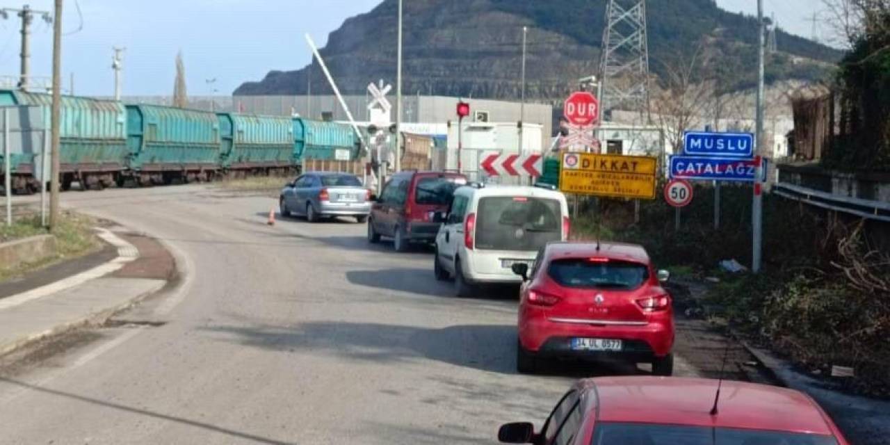 Hemzemin Geçitteki Bariyer Arızası Sürücüleri Tedirgin Etti