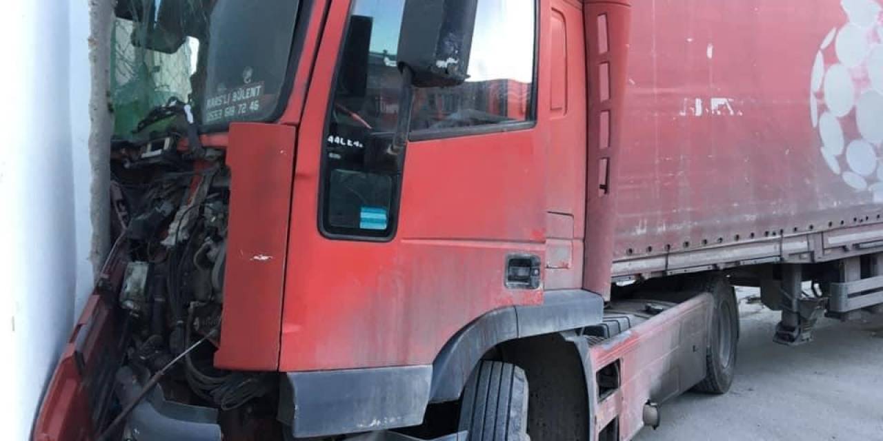 Freni Patlayan Tır Trafo Duvarına Çarptı, Facianın Eşiğinden Dönüldü