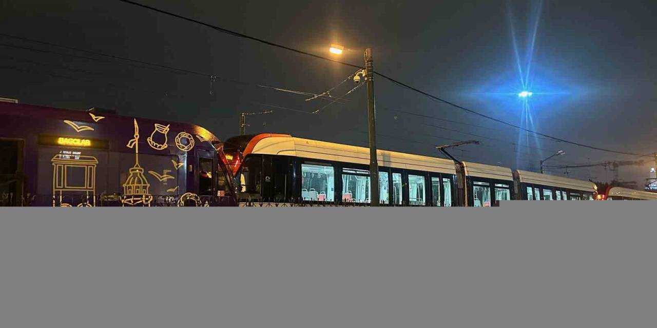 Zeytinburnu’nda İki Tramvay Kafa Kafaya Çarpıştı: 1 Yaralı