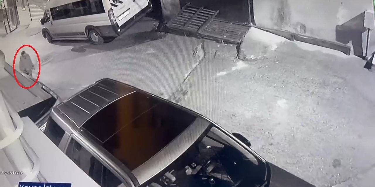 Canı Sıkılan Adam Sokaktaki Otomobillere Zarar Verdi