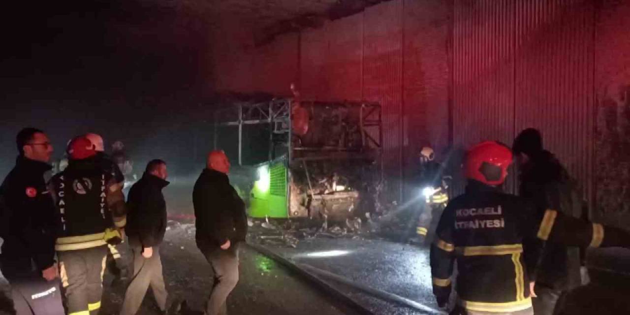 Seyir Halinde Yanan Halk Otobüsünden Geriye İskeleti Kaldı