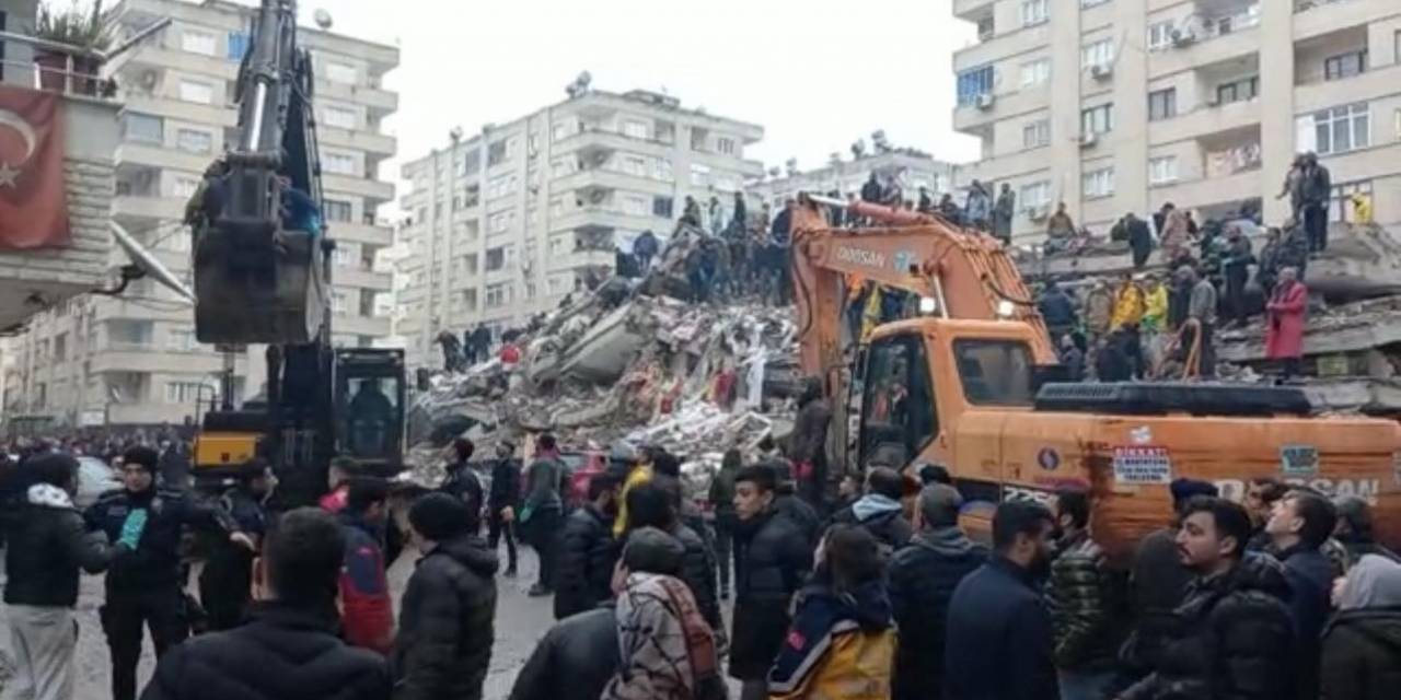 Gördüğü Rüya Üzerine Ailesinin Vefat Ettiğini Anlayan Acılı Baba, Depremde Eşini Ve 4 Evladını Kaybetti