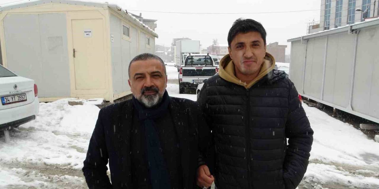 Depremde Yıkılan Apartmanın Enkazından, Sosyal Medyadan Gönderdiği Mesajla Kurtuldu