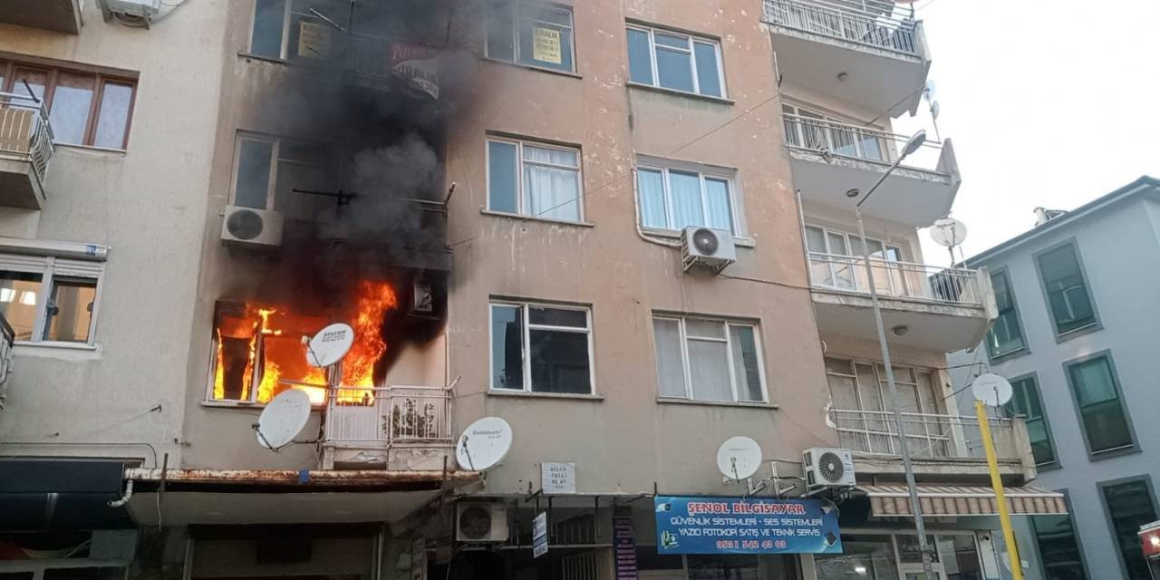 İzmir’de Ev Yangını: 3 Kişi Dumandan Etkilendi