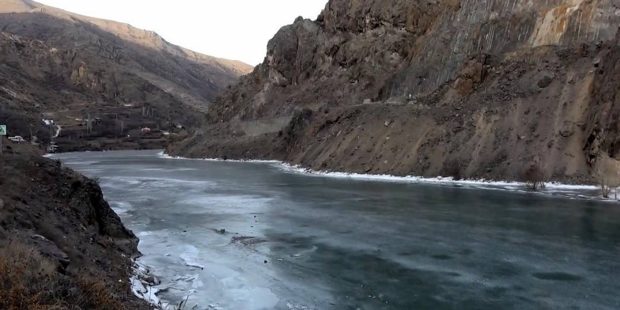 Türkiye’nin En Hızlı Akan Nehri Olan Çoruh Buz Tuttu