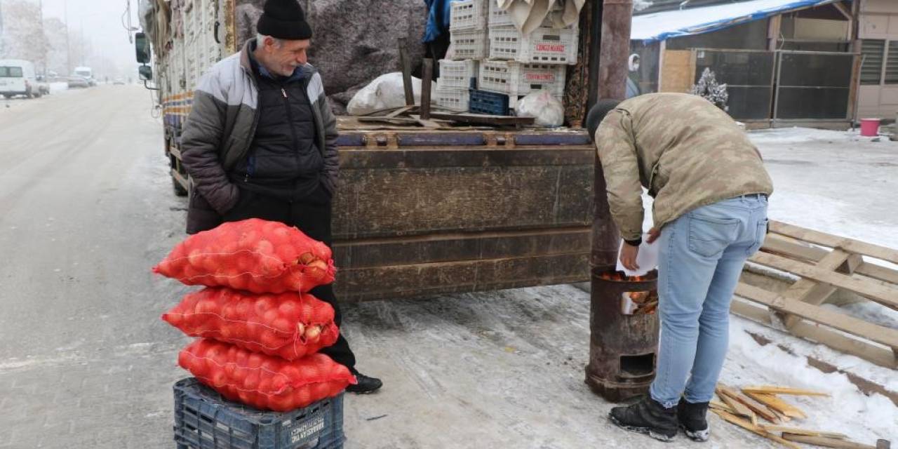 Doğu Buz Kesti, Pazarcılar Soğuktan Korunmak İçin Soba Kurdu