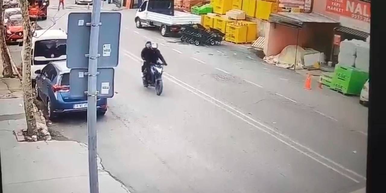 Beylikdüzü’nde Motosikletli Şahıslar Taş Atıp Aracın Camını Kırdı