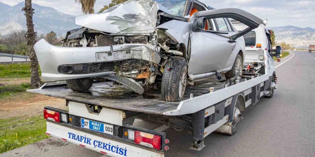 Yoldan Çıkan Otomobil Palmiye Ağacına Çarptı: 1 Ölü, 3 Yaralı