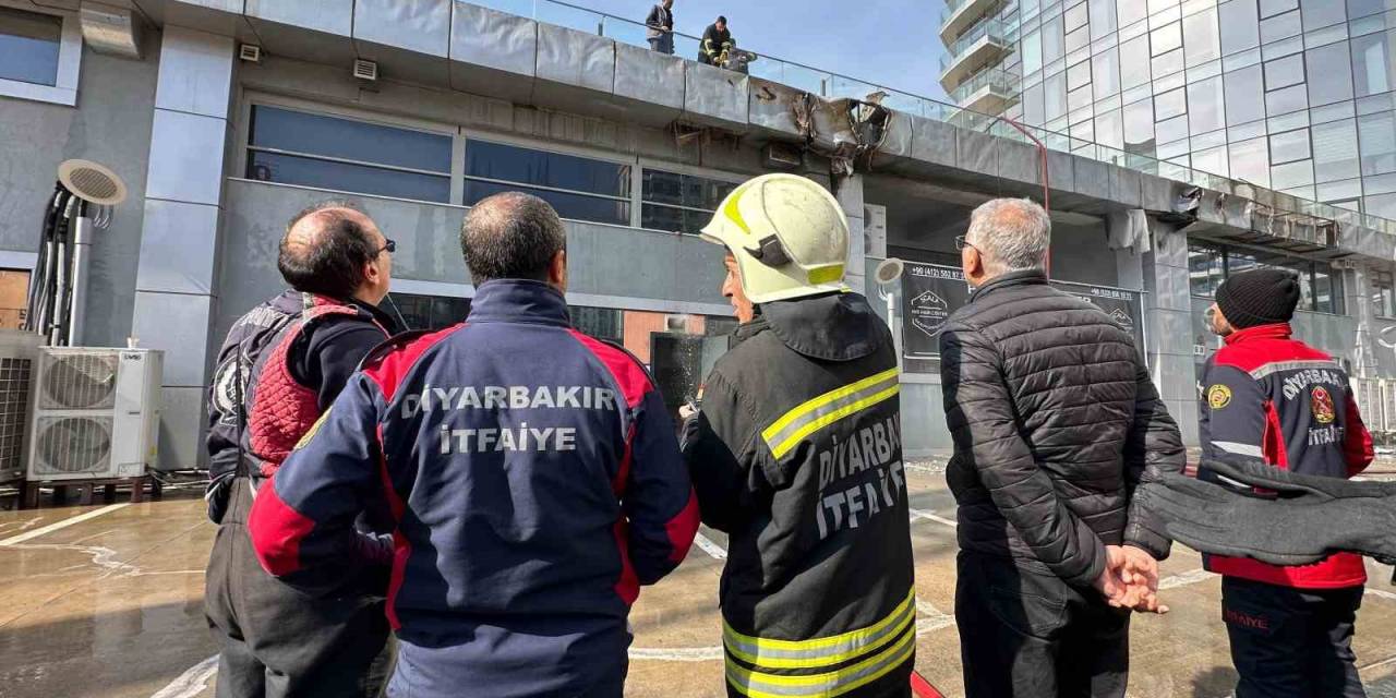Diyarbakır’da Restoranların Ortak Kullandığı Baca Alevlere Teslim Oldu