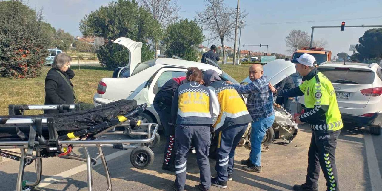 Kırmızı Işıkta Bekleyen İki Otomobile Çarptı: 1 Yaralı