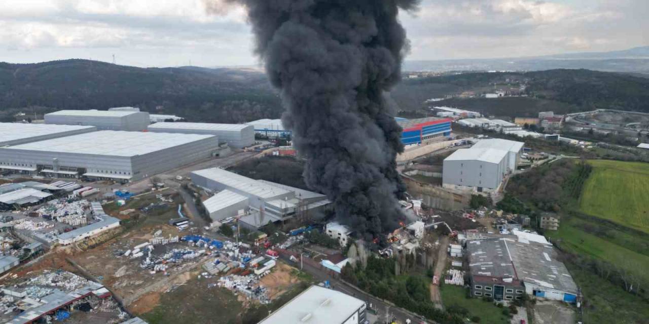 Alev Alev Yanan Fabrika Havadan Görüntülendi
