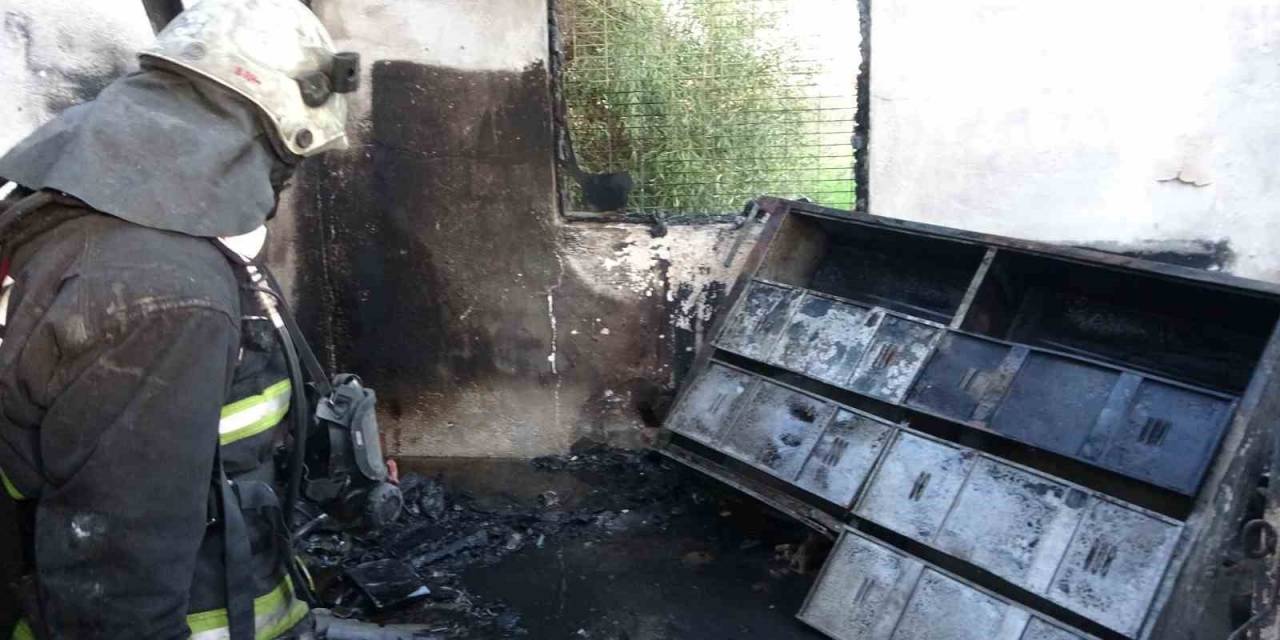 Cep Telefonunu Almak İçin İçeri Girdi, Tiner Kutusu Patlayınca Kendini Dışarı Attı