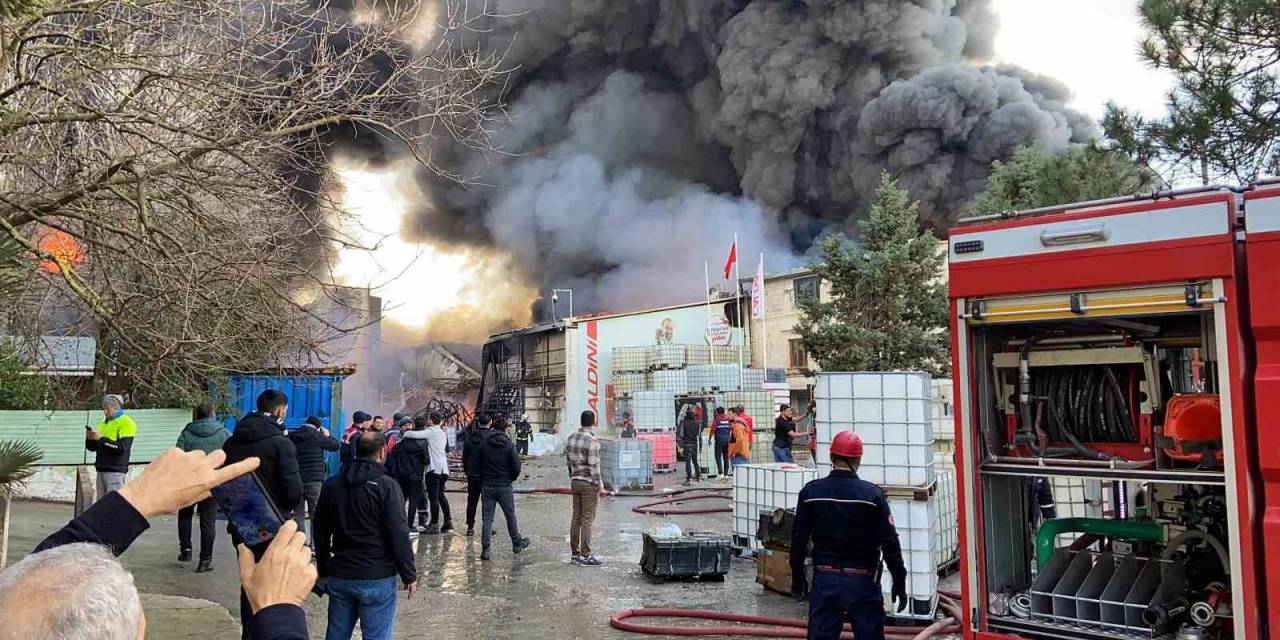 Kocaeli’de Fabrikada Çıkan Yangını Söndürme Çalışmaları Devam Ediyor