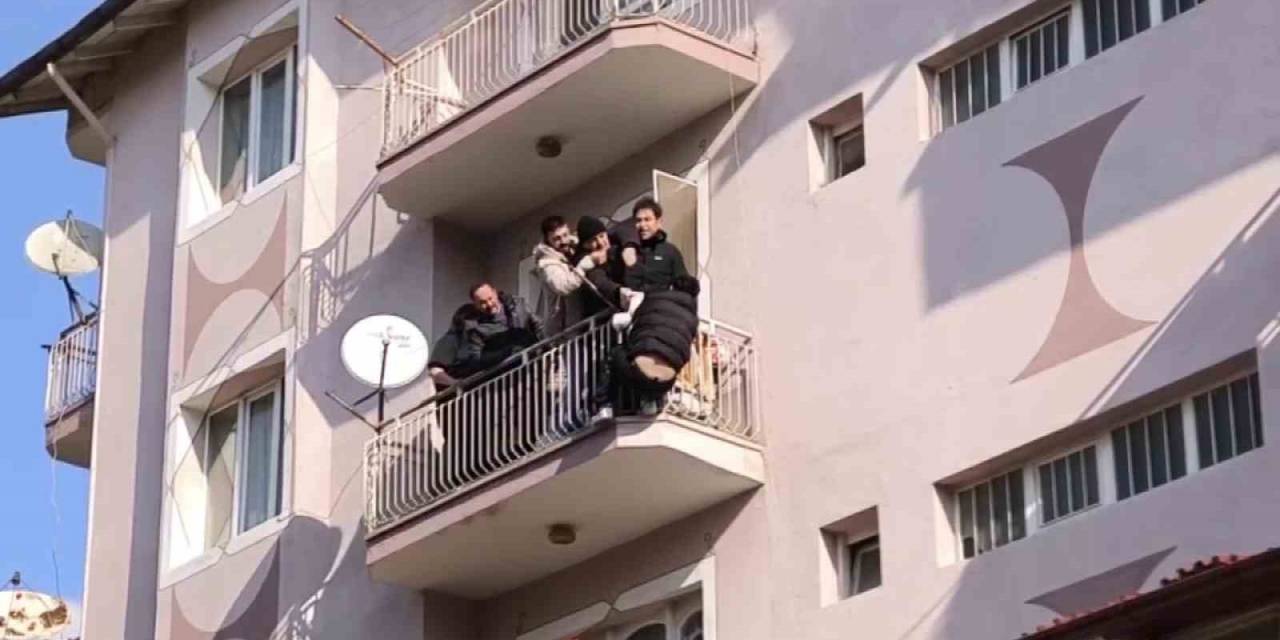 45 Yıl Hapisle Aranan Genç Sarktığı Balkonda Polisten Kaçamadı