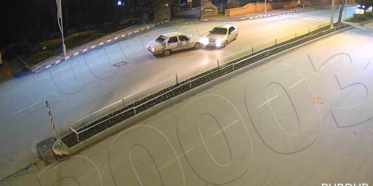 Direğe Çarpan Motosiklet Sürücüsünün Kaskı Başından Fırladı