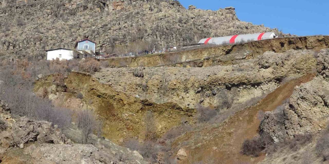 Uşak’ta Meydana Gelen Heyelan Paniğe Neden Oldu