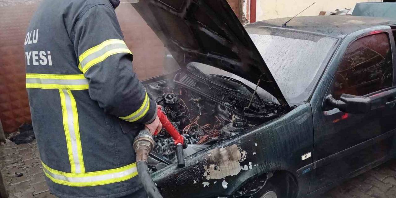 Park Halindeki Otomobil Alev Aldı