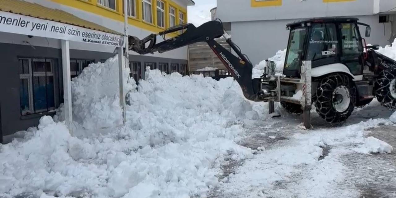 Şırnak’ta Okul Bahçeleri Kardan Temizleniyor