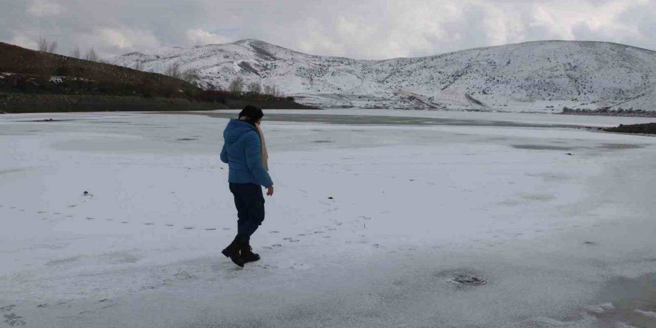 Hava Sıcaklığının Düştüğü Kentte Gölet Buz Tuttu