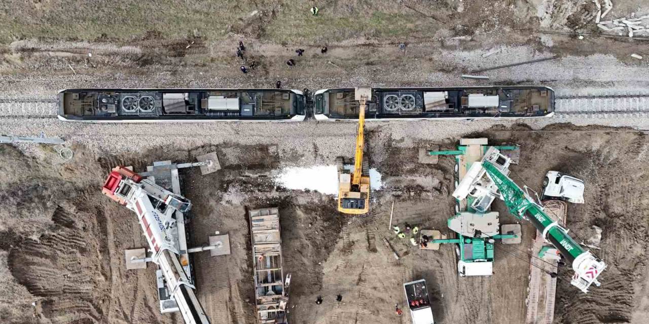 Devrilen Tren Kaza Alanından Kaldırıldı, Demir Yolu Hattı 35 Saat Sonra Ulaşıma Açıldı
