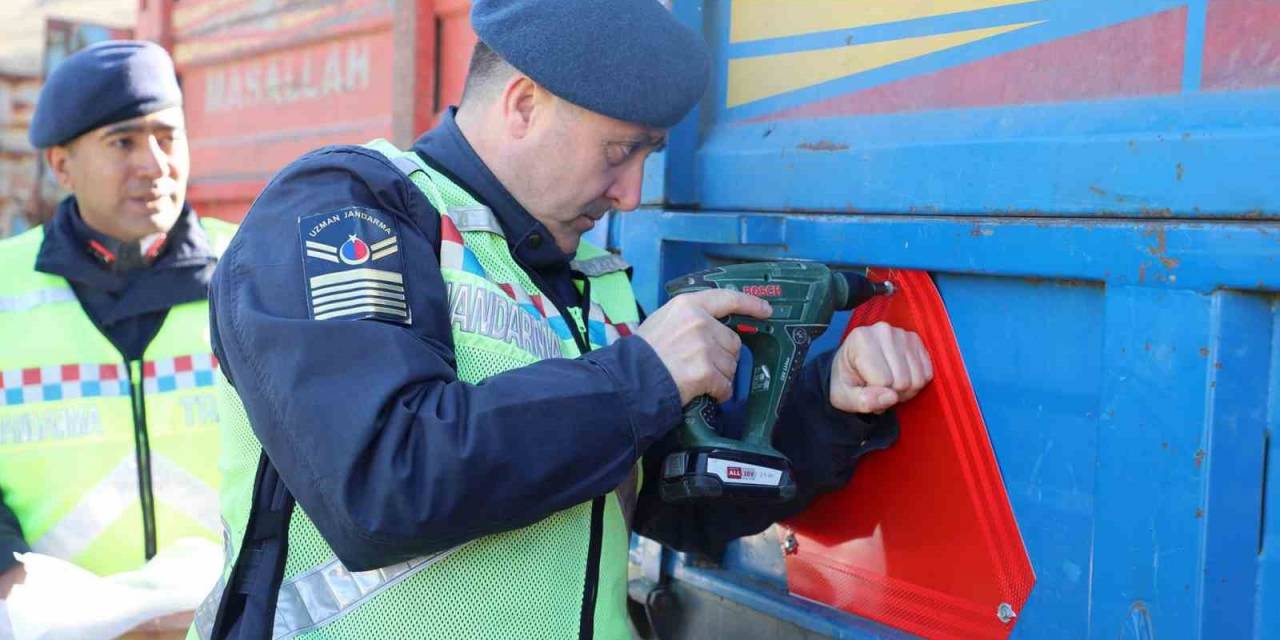 Çankırı’da Kazalara Karşı Önlem: Römorklara Reflektör Takıldı