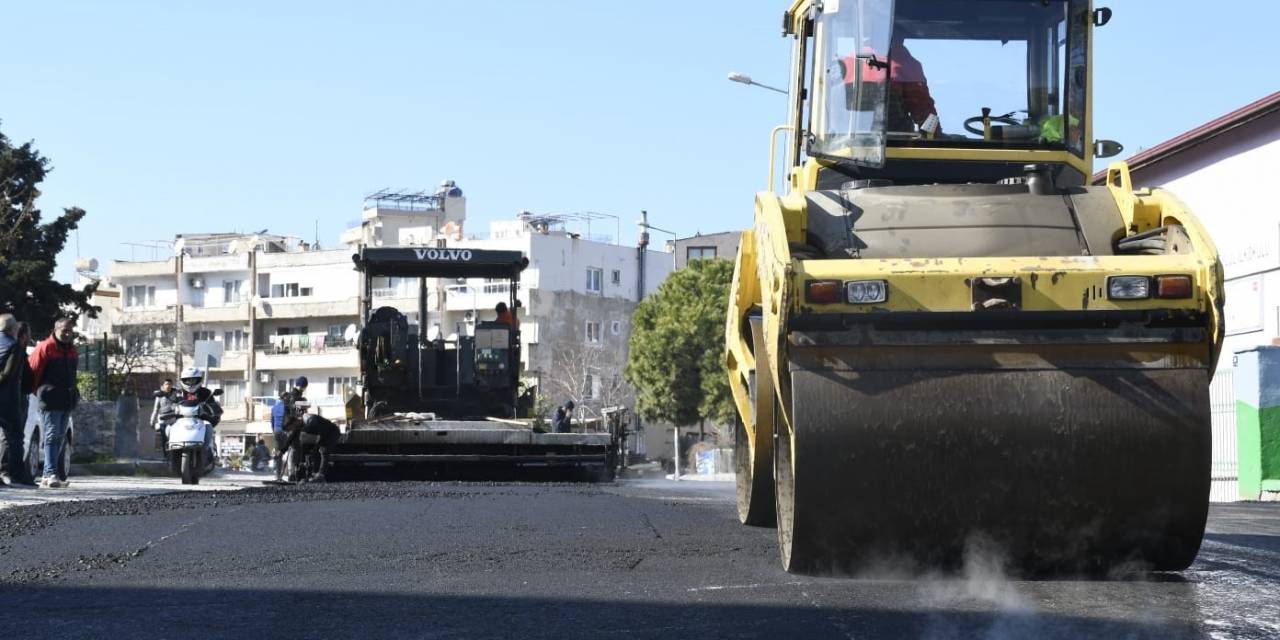 Kuşadası’nda Sıcak Asfalt Çalışmaları Camiatik Mahallesi İle Sürüyor