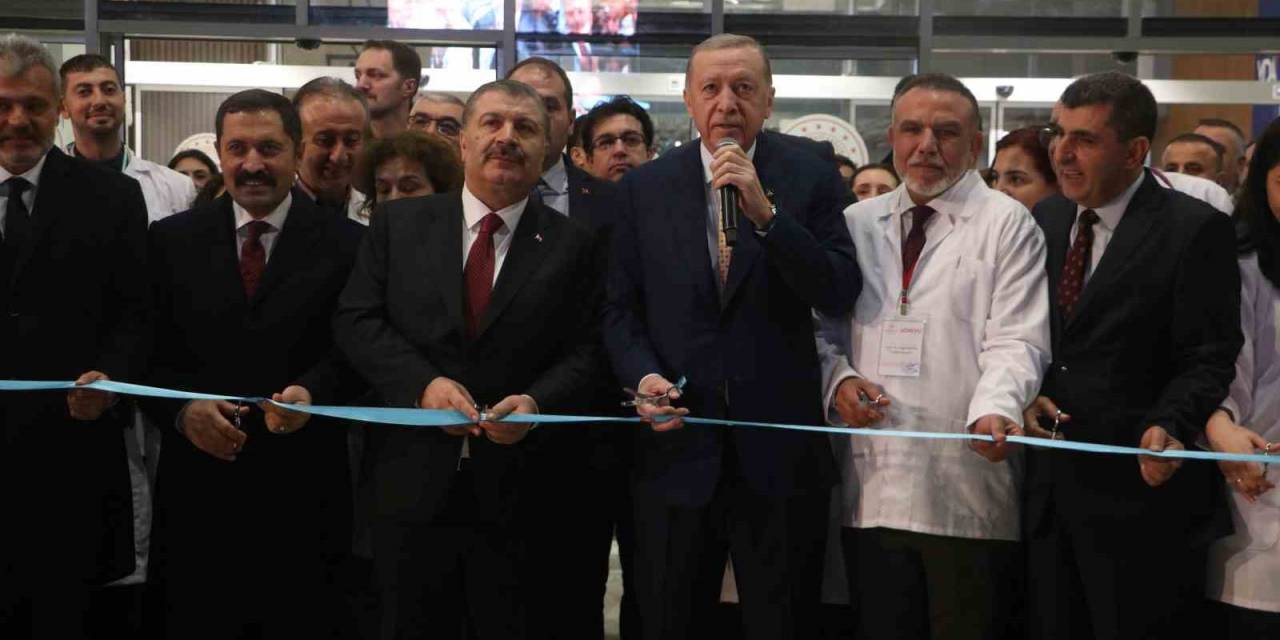 Cumhurbaşkanı Erdoğan: "85 Milyon, Asrın Birlikteliğini Sergileyerek Şehirlerimizi En Kısa Sürede Ayağa Kaldırmanın Yollarını Arayacağız"