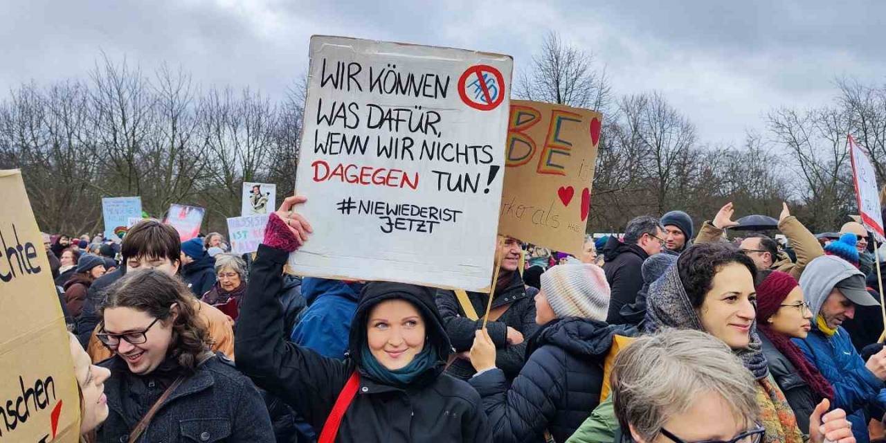 Almanya’da 150 Bin Kişiden Bundestag Önünde Irkçılığa Karşı Miting