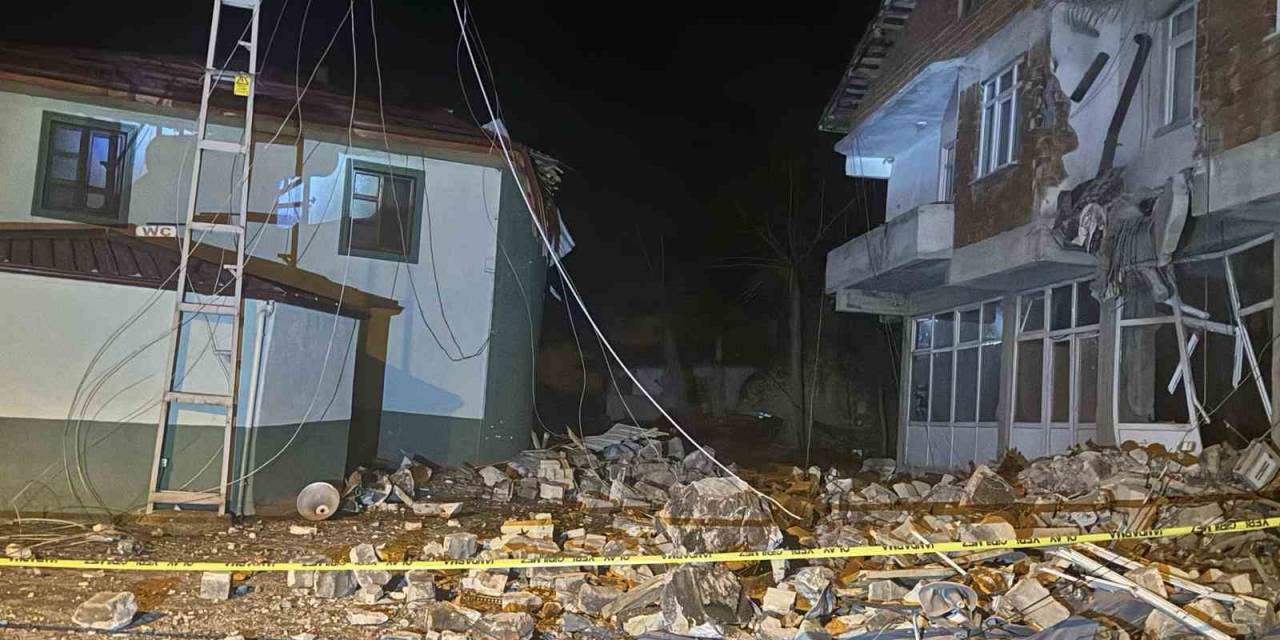 Tokat Günebakan Köyünde Cami Minaresi Evin Üzerine Devrildi