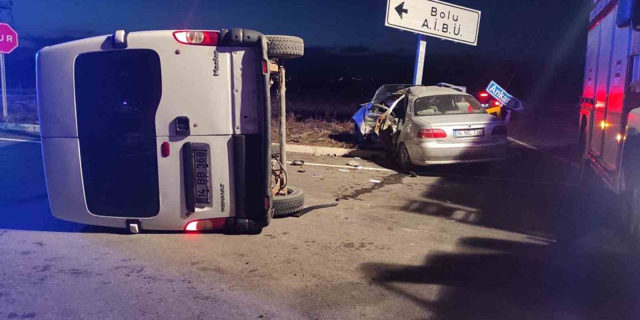 Minibüs İle Otomobil Çarpıştı: Araçta Sıkışan Sürücü Yaralandı