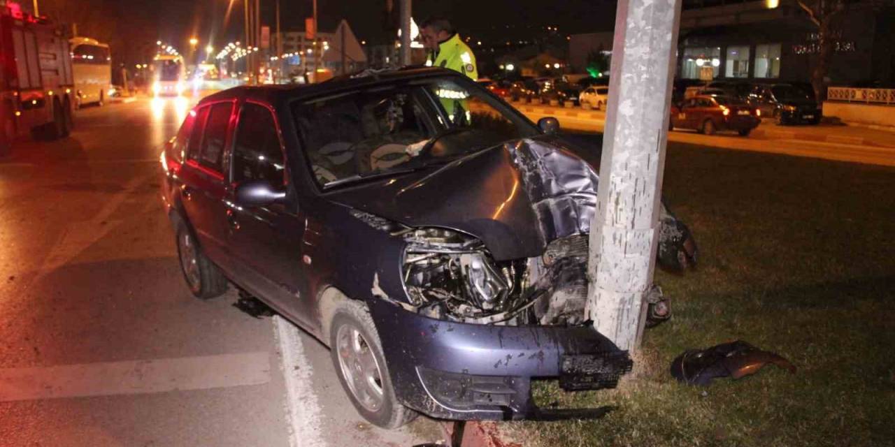 Çan’da Elektrik Diğerine Çarpan Otomobil Sürücüsü Yaralandı