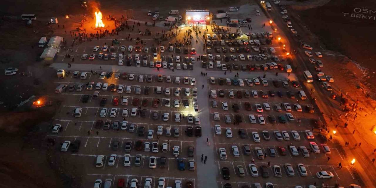 Kamp Ateşinin Etrafında Toplanıp, Arabada Sinema Keyfi Yaptılar