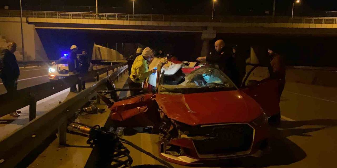 Otomobil Önce Tıra, Ardından Bariyere Çarparak Sürüklendi: 1 Ölü, 3 Yaralı