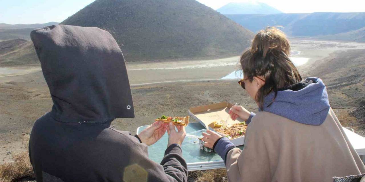 Meke Gölü Kış Mevsiminde De Yabancı Turistlerin Uğrak Yeri Oluyor