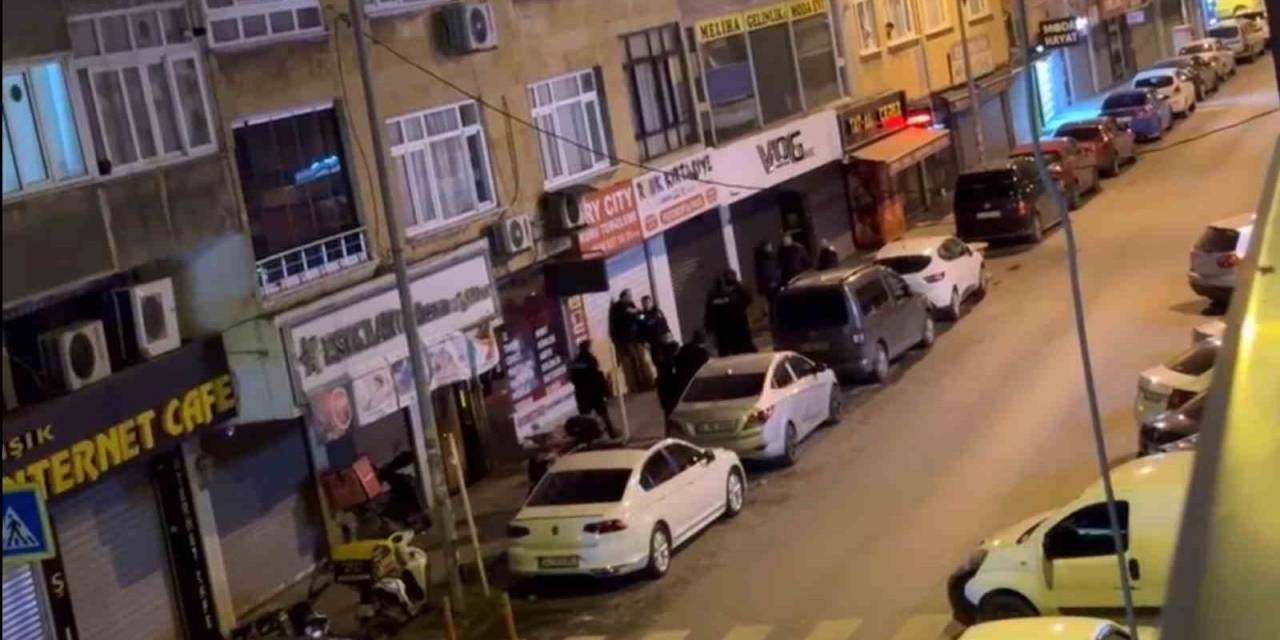 Bahçelievler’de Hareketli Dakikalar Kamerada: Alkollü Şahıslar Polisi Teyakkuza Geçirdi