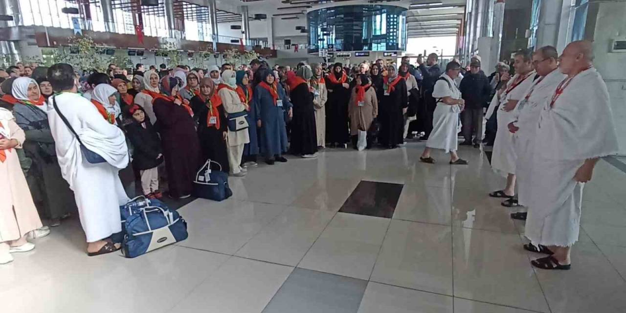 Umreciler Koca Seyit Havalimanı’ndan Uğurlandı