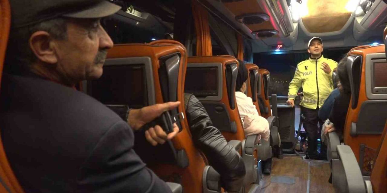 Trafik Polisi ‘Ölenlerin Parçalarını Topluyoruz’ Diye Uyardı, Otobüsteki Yolcuların Tamamını Emniyet Kemeri Bağladı