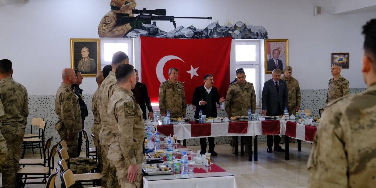 Şırnak Valisi Atay, Mehmetçik İle Bir Araya Geldi