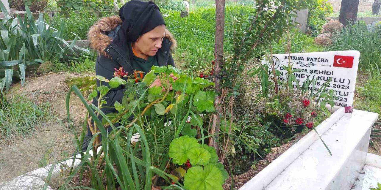 Kendisi İçin Hazırladığı Mezara Depremde Hayatını Kaybeden Kızını Ve Torununu Defnetti